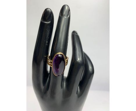 A 9 carat gold cabochon amethyst set ring, finger size O, 5.5 g gross