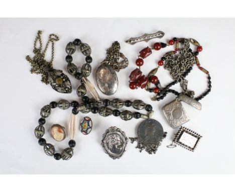 A small collection of mixed vintage jewellery to include silver examples. 