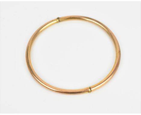 A rose metal neck bangle, of circular form in two sections closing with a bayonet clasp, 11 cm inner diameter, weight 31 gram