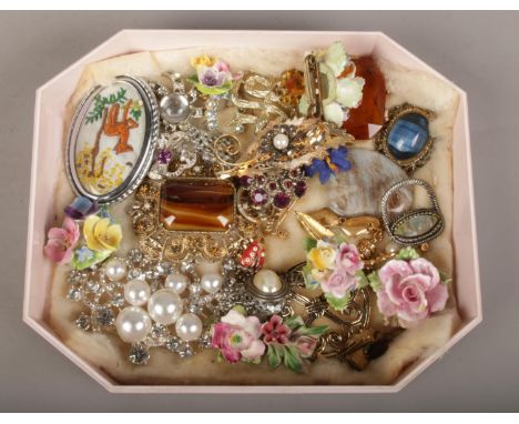 A tray of vintage costume jewellery brooches including porcelain spray brooches.  