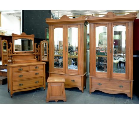 A FOUR PIECE LIGHTWOOD EDWARDIAN BEDROOM SUITE, COMPRISING A PAIR OF WARDROBES, DRESSING TABLE AND COMMODE 