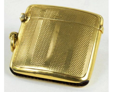 AN 18CT GOLD VESTA CASE, ENGINE TURNED, 3.5CM H, BIRMINGHAM 1916, 20G