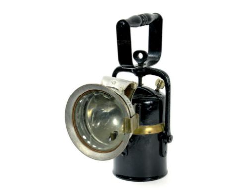 A BRASS AND FERROUS METAL LNER RAILWAYMAN'S OIL LAMP BY THE PREMIER LAMP & ENGINEERING CO LTD, MARKED LNER, WOOD HANDLE, 27CM
