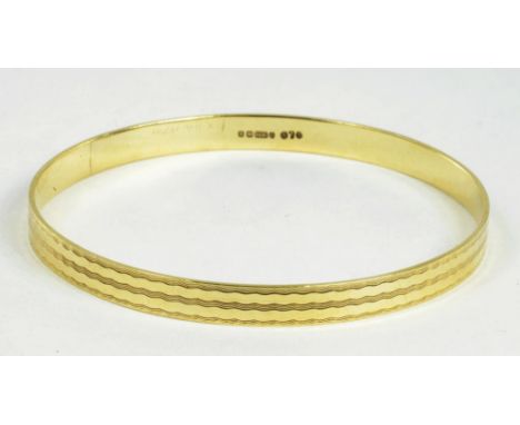 A 9CT GOLD BANGLE, 23G