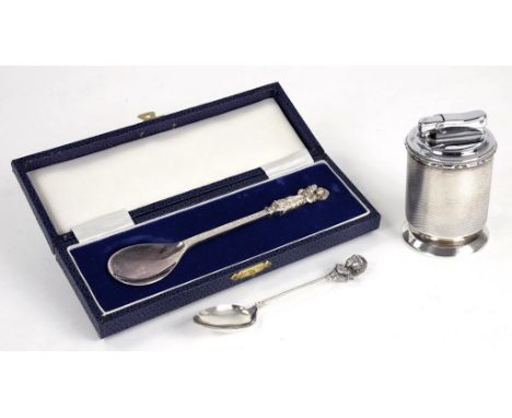 AN ELIZABETH II SILVER CYLINDRICAL TABLE LIGHTER, 8CM H, LONDON 1965, A SILVER CHURCHILL COMMEMORATIVE SPOON AND ANOTHER ITEM