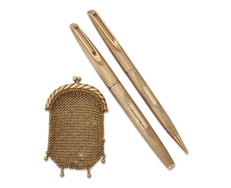 A 9ct gold-mounted fountain pen and pencil set, and an Edwardian gold mesh purse, the pen and pencil with engine-turned barre