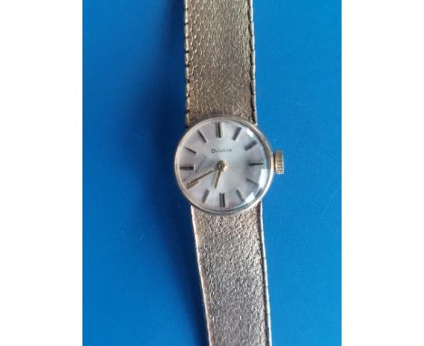 A ladies 9ct gold Bulova bracelet wrist watch, case diameter 17mm - some repairs to bracelet.