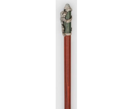 Spazierstock in der Art von Karl Fabergé. Nephrit, Silber und rot lasiertes Holz. Auf dem geraden Griff eine sich herumschlin