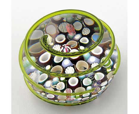 Paperweight "Magic Land" von Saint-Louis aus limitierter Edition. Farbloses Glas. Kugelig. Spiralförmige, grüne Aufschmelzung