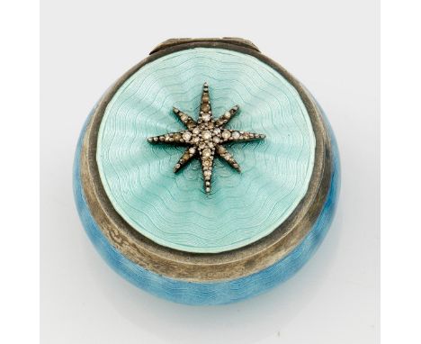 Pillendöschen im Stil von Karl Fabergé. Silber, teilw. emailliert. Gebauchter, allseitig blau emaillierter Korpus. Auf dem De