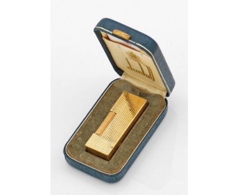 Dunhill-Feuerzeug mit Original-Etui und -Anleitung. Sog. Rollagas-Feuerzeug. Metall, Gelbgold doubliert. Gerader Korpus mit S