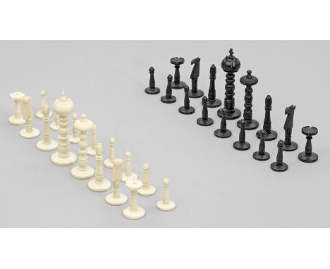 Satz Schachfiguren Bein, gedrechselt bzw, geschnitzt und teilw. geschwärzt. Über flachem Rundsockel unterschiedliche Baluster