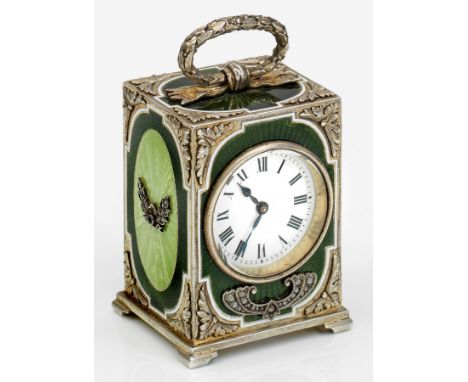 Reiseuhr im Stil von Karl Fabergé. Silber, teilw. vergoldet sowie grün und weiß emailliert. Hochrechteckiger Korpus, an den E