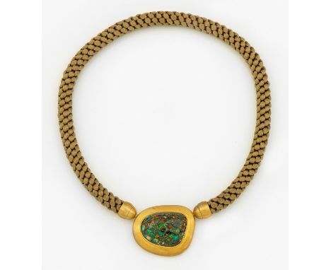 Collier mit Boulder-Matrix-Opal Gelbgold, 14 ct.; Zentral besetzt mit einem Boulder-Opal auf braunem Muttergestein in sehr st