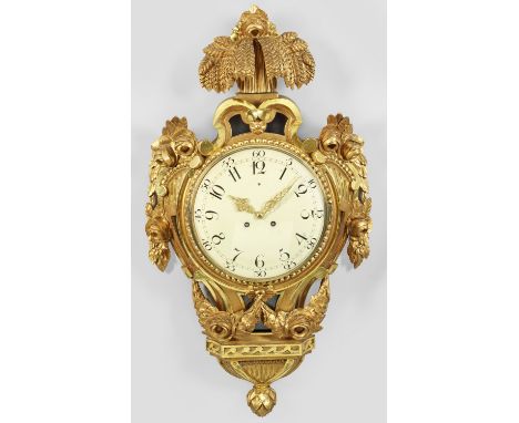 Große Carteluhr im gustavianischen Stil Holz, geschnitzt, gefasst und vergoldet. Balusterförmiger, durchbrochen gearbeiteter 
