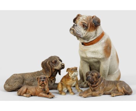 Sammlung von fünf Hundefiguren Keramik und Porzellan, polychrom bemalt. Vollplastische, naturalistisch gestaltete und staffie