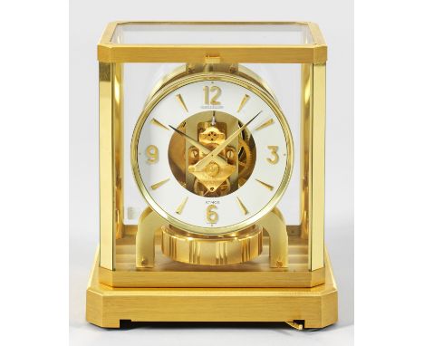 ATMOS-Tischuhr von Jaeger LeCoultre sog. "Pendule Perpetuelle". Vergoldetes, teilw. satiniertes Messing. Allseitig verglaster