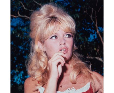 Brigitte Bardot C-Print, um 1954. Späterer Abzug. Hg. "The Hayward Archive". Prägestempel und nummeriert 18/20. Gesamtformat 