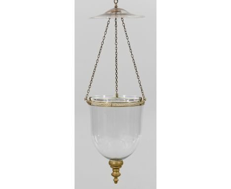 Empire-Laterne Messing und farbloses Glas. Kelchförmiger Korpus mit Balusterabschluss als Träger für Leuchtmittel. Oberhalb f