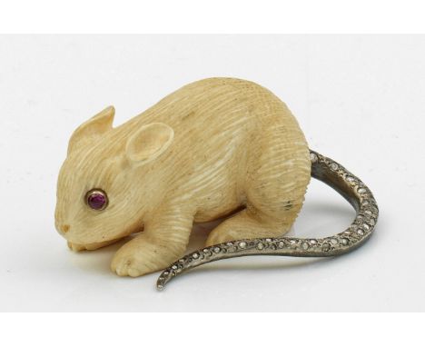 Maus im Stil von Karl Fabergé. Silber und Mammut. Vollplastisch und naturalistisch gearbeitet in Gestalt einer Maus, als Auge