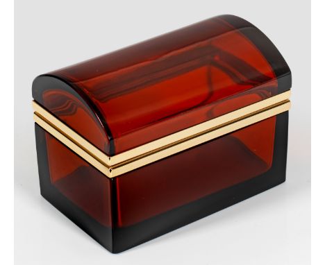 Art Déco-Dose Truhenform mit Runddeckel. Dunkelrubinrotes, geschliffenes und poliertes Glas. Scharnierte Messingmontierung. H