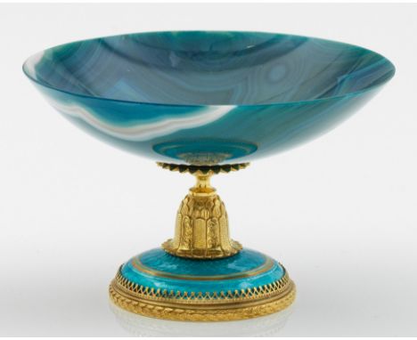 Kleine Tazza im Stil von Karl Fabergé. Silber, vergoldet, emailliert. Über Blattkranz und Zackenfries flach aufsteigender, gu