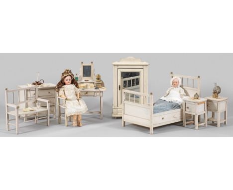 Puppenschlafzimmer mit zwei Puppen 8-tlg.; Bett, Kleiderschrank, Toilettetisch, Kommode, Paar Nachttische, Bank und Armlehnst