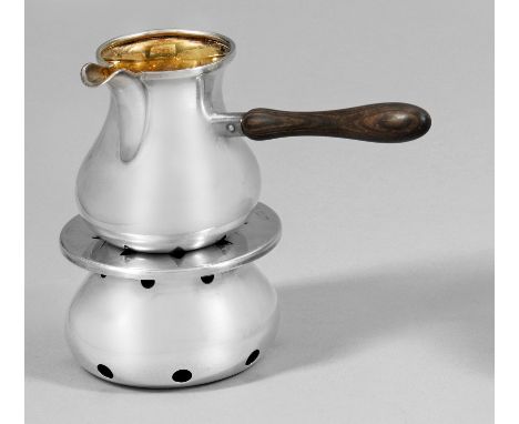 Butterpfanne mit Stövchen Silber. Gebauchter Korpus mit glatter Wandung und tief angesetztem Ausguss. Seitlich Balustergriff 