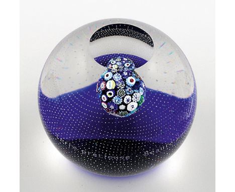 Paperweight "Precious Earth" zur Feier des Jahres 2000 von Saint-LouisFarbloses Glas mit kleinen Luftbläschen. Über kobaltbla