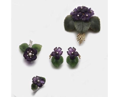 Charmantes Amethyst-Parure Zwei Broschen, ein Ring und ein korrespondierendes Paar Ohrclips. Gelb- und Weißgold, gest 585. De