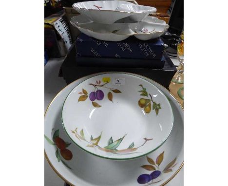 Six Royal Worcester Evesham fruit bowls and serving dishes (four boxed) 