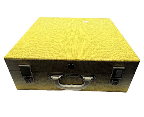 A Bexton vintage part picnic set in yellow case. (1)
