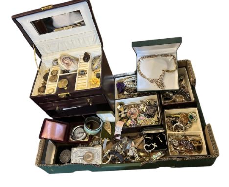 A group of vintage costume jewellery to include a paste necklace set in gold tone metal in an "Isle of Bute collection box", 
