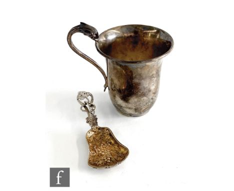 A modern hallmarked silver gilt caddy spoon decorated with fruiting vine details to bowl and pierced handle, length 9cm, Birm