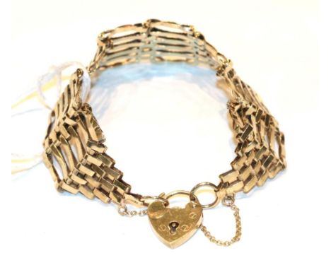 A 9 carat gold gate bracelet, length 19.5cm .  Gross weight 18.7 grams. 