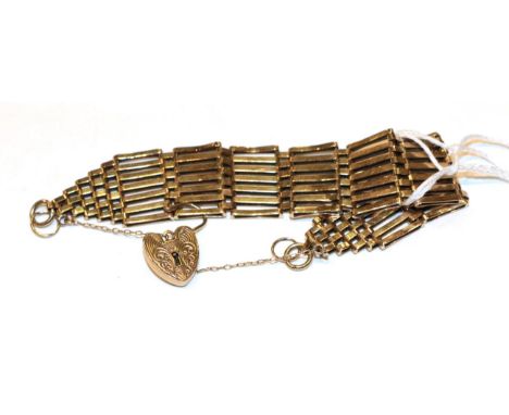 A 9 carat gold gate bracelet, length 20cm .  Gross weight 25.4 grams. 