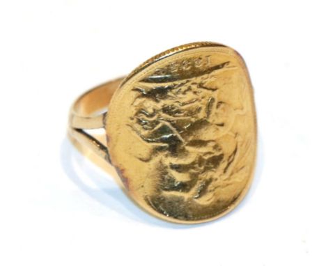 A full sovereign ring dated 1895, finger size W1/2 (worn).  Shank stamped '9CT'. Gross weight 9.2 grams. 