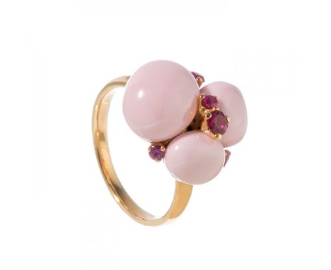 Pomellato ring in 18kt yellow gold, pink ceramic and rubies. Capri model. Measurements: 17.9 mm (inner diameter); 16.4 mm (fr