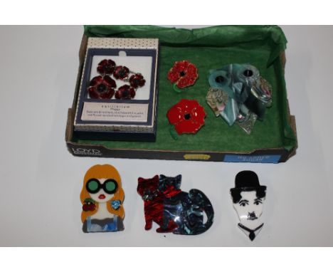 A tray of Art Deco brooches and poppy jewellery