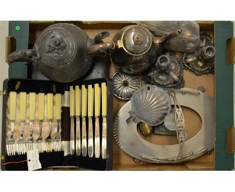 A mixed tray lot of silver plate including, a boxed fruit spoon and fork set and a boxed fish knife and fork set. (20+)