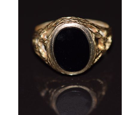 A 9ct gold ring set with onyx, 2.8g, size I