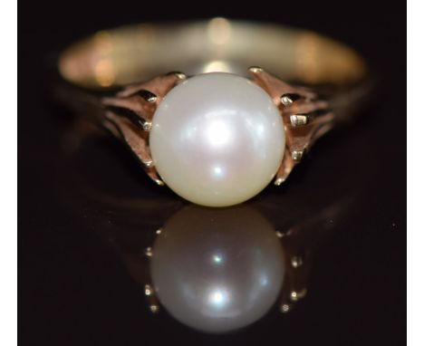 A 9ct gold ring set with a pearl, 2.6g, size K