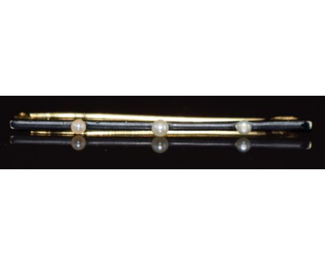 French 18ct gold brooch set with black enamel and three pearls, 1.5g 4.5cm