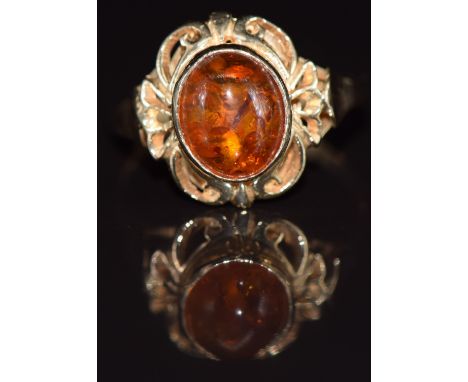 A 14k gold ring set with a pressed amber cabochon, 3g, size R