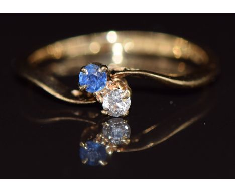 An 18ct gold ring set with a diamonds and sapphires in a twist setting, 1.9g, size N