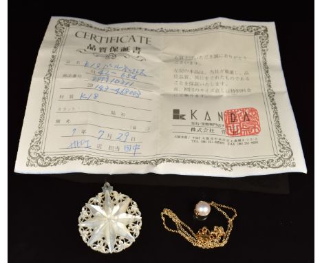 An 18k gold necklace set with a pearl (2.4g) and a mother of pearl pendant&nbsp;
