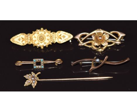 A 15ct gold Etruscan Revival brooch (3.2g 4.3cm), 9ct gold Art Nouveau brooch (2.2g 3.4cm) 9ct gold brooch set with seed pear