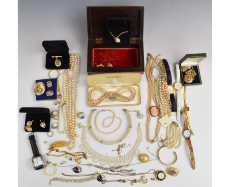 A collection of jewellery including silver brooch set with a cameo, two silver rings, yellow metal ring, 9ct gold locket and 