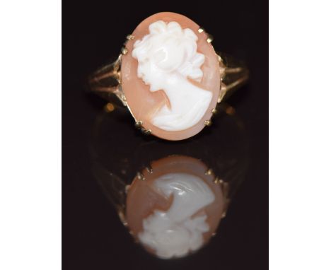 A 9ct gold ring set with a cameo depicting a young woman, 5.4g, size P