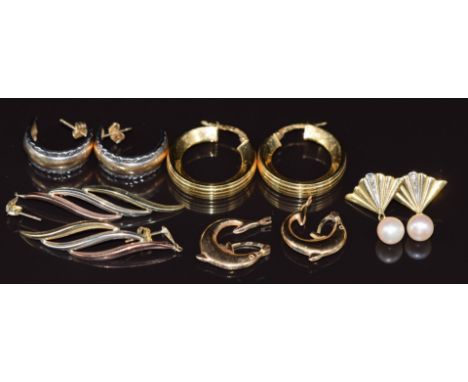 A collection of earrings including of 18ct gold (2.9g), a pair of 9ct tri-coloured gold, 9ct gold in the form of dolphins and